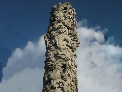 廣場石雕龍柱